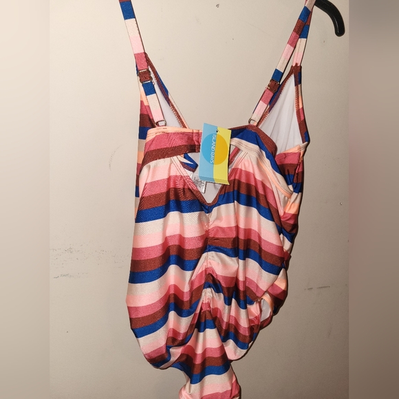 ISLAND RAYS SWIMSUIT - Picture 5 of 7